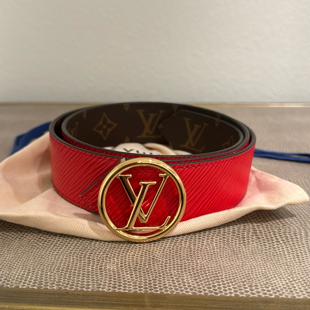 Louise Vuitton circle Lv buckle with reversible